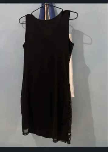 Vestido preto com detalhes em paetê