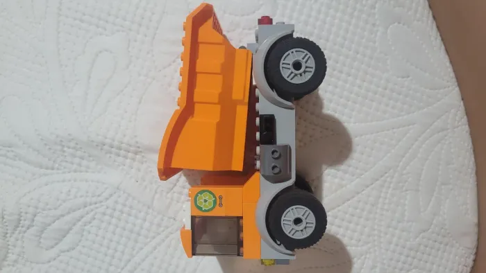 - LEGO Caminhão de lixo laranja