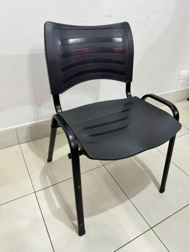 Cadeira Iso Fixa Plástica Empilhável Preta