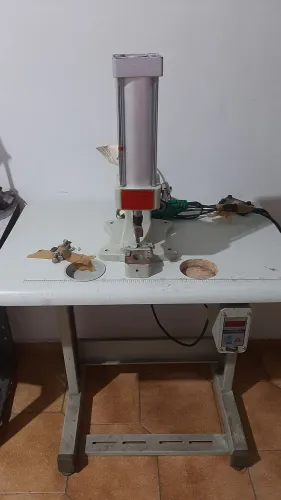 Maquina de pregar botoes e outros