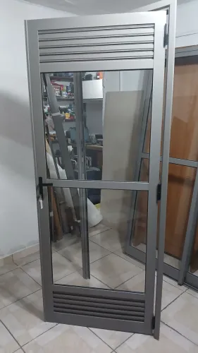 Porta em alumínio com vidro 5mm super resistente. 