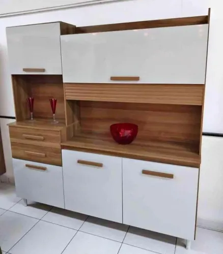 Armário de Cozinha Branco com Detalhes em Madeira