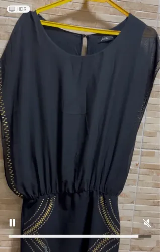 Vestido preto com detalhe dourado 