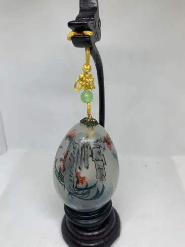 Ovo decorativo oriental , pintado a mão com suporte de madeira 