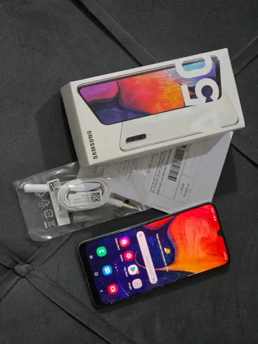 Celular A50 na caixa com nota tela trincada