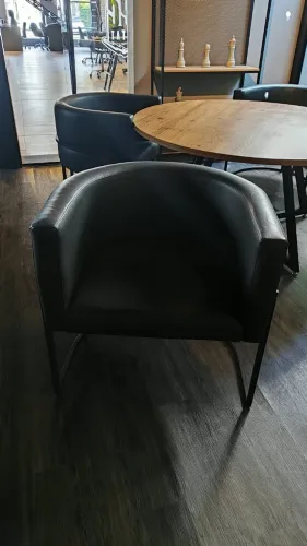 Cadeira Poltrona Decorativa Roma Estofada Em Corino Preto Base Industrial Preta Sala De Ja