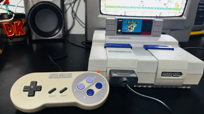 Super Nintendo com cartucho do Super Mario World original
