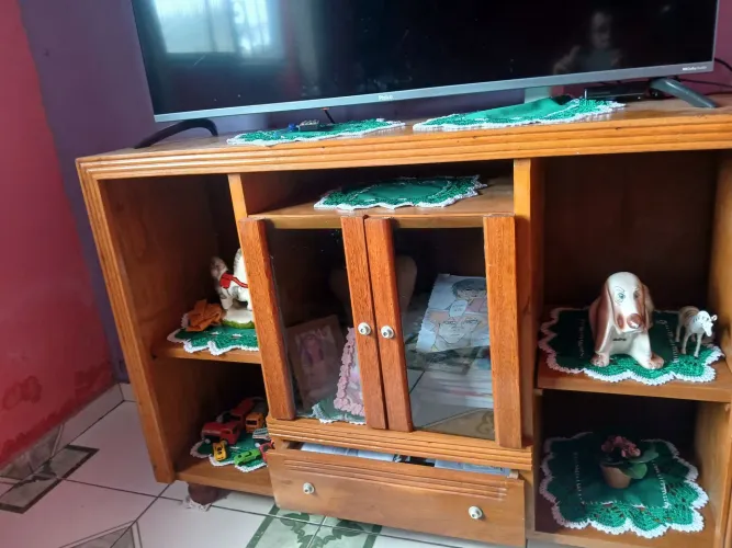 Vendo um rack de madeira