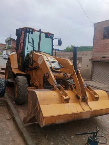 Retroescavadeira 2018 - Revisada, Único Dono, Pronta para Trabalhar