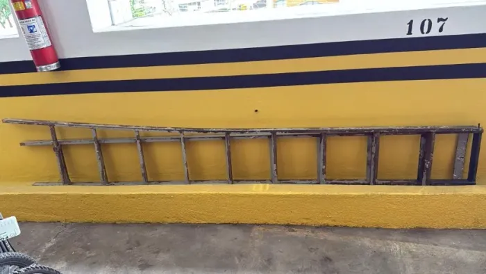 Escada de Ferro Reforçada Extensiva 9 a 18 Degraus 2,80 a 5,0Mts