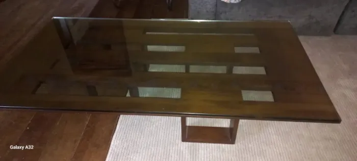 Mesa de centro medindo 1,70 por 0,90 cm e 0,35 cm altura