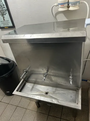 Vendo um bebedouro industrial com três torneiras