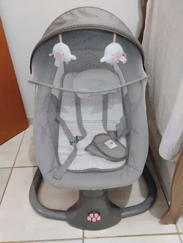 Banheiro, cadeira de balanço, berço, carrinho