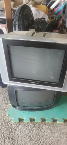 Duas tvs de 20 e 21" 