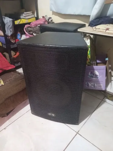 Vendo uma caixa de som ativa 15 polegadas leia o anúncio
