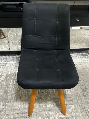 3 cadeiras de madeira, revestimento Suede preto 