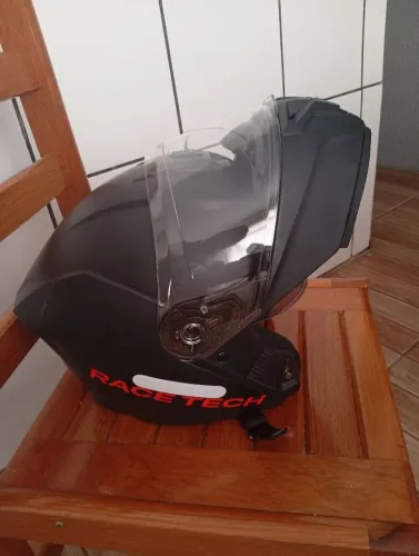 Vende _se capacete usado uma única vez