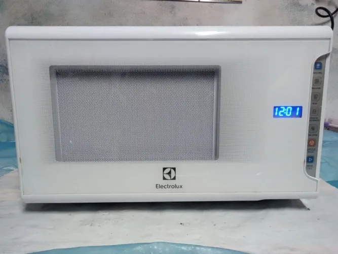 Microondas Electrolux (31 litros) em ótimo estado, funcionando perfeitamente