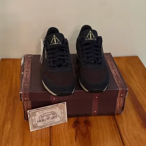 tênis reebok classic leather harry potter and the deathly hallows. tamanho 44 (us 12).