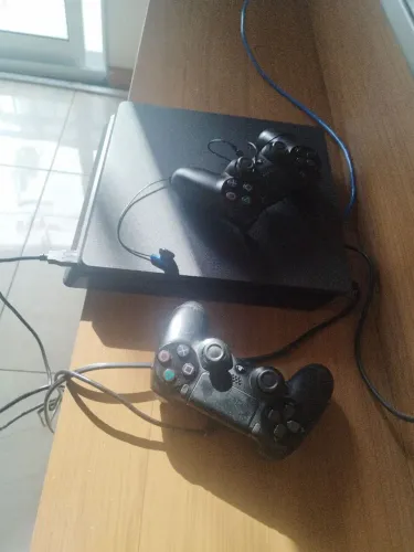 Playstation 4 Slim 1Tb + 2 controles 