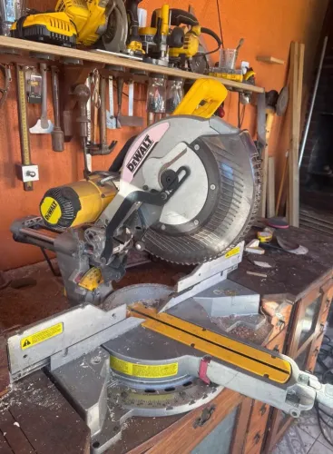 Serra meia esquadria telescópica Dewalt 
