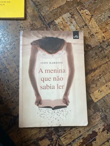 Livro: A menina que não sabia ler- John Harding