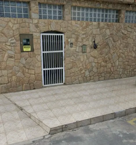 Aluga-se casa independente