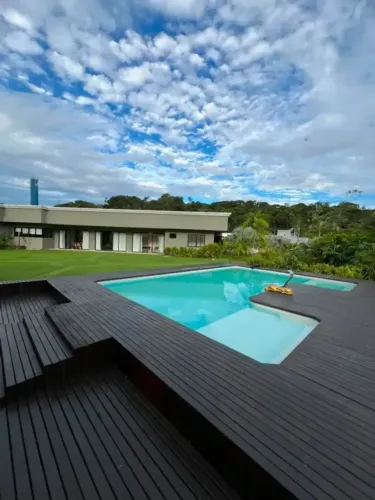 MANSÃO LINDA NA MARINA RIO BELO COM 3 SUÍTES, LAGO COM CARPAS E 1.500 M²