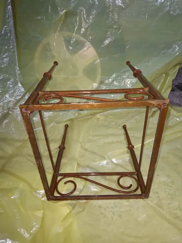Pe de mesa de canto de metal maciço