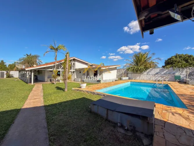 Chácara à venda no bairro Dois Córregos com 347m², 4 quartos sendo 1 suíte, área gourmet e