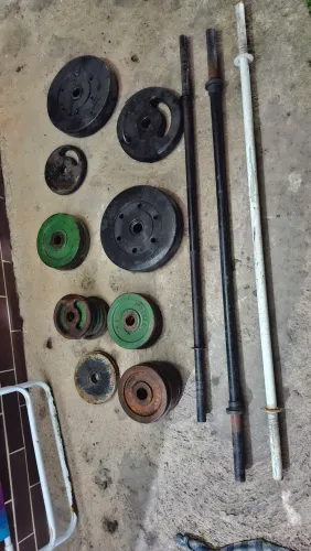 56kg de anilhas mais 3 barras tubular
