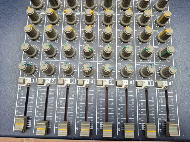 Mesa de som 8 canais Staner UX8 baixou  em bom estado. Desapego