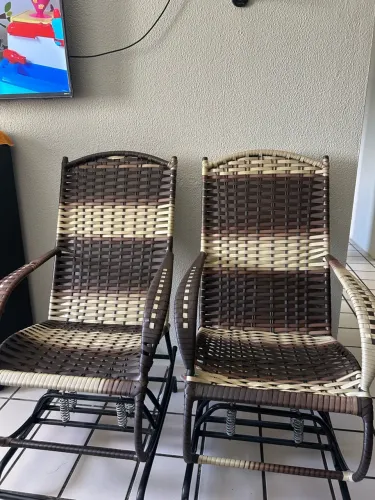 Vendo cadeira de balanço duas por 500 negócio o valor,aceito cartão pix ou espécie!
