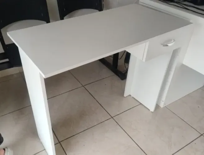 Mesa com gaveta