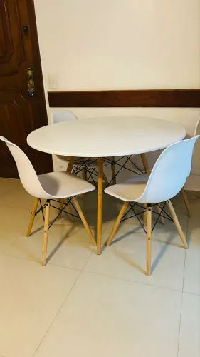 Conjunto de mesa e 4 cadeiras Eiffel 