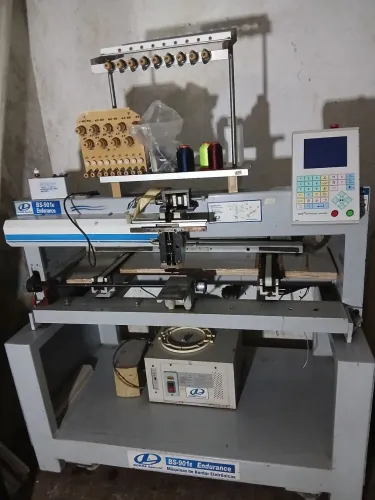 Máquina grande industrial costura
