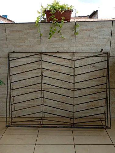 Aranha para janela 100 x138, ferro no valor de 200 reais