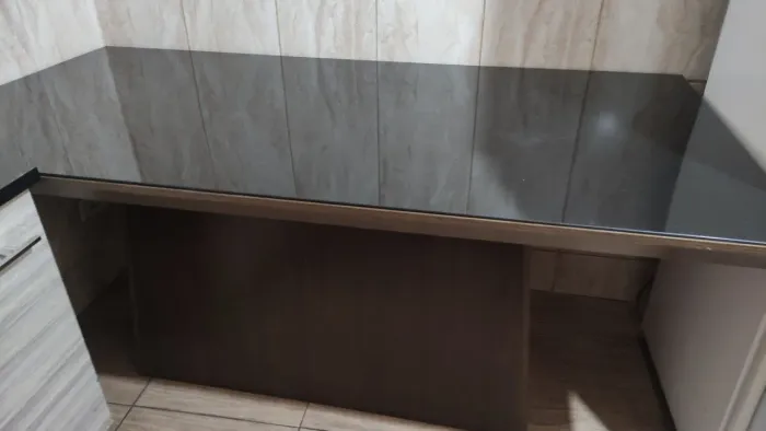 Vendo está mesa de seis lugares sem as cadeiras 
