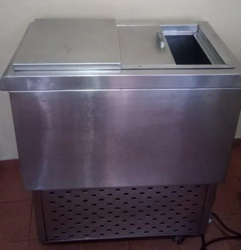 Freezer horizontal com porta deslizante.