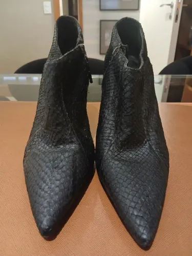 Bota Animale Couro de Salmão Ankle Boot Preta Tam. 39