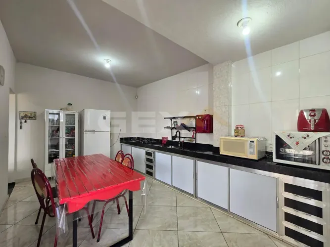 Casa à venda no bairro Nações de 3 pavimentos, 4 quartos e terraço com cozinha g