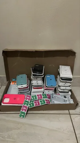 Vende-se mercadoria de capinha e películas