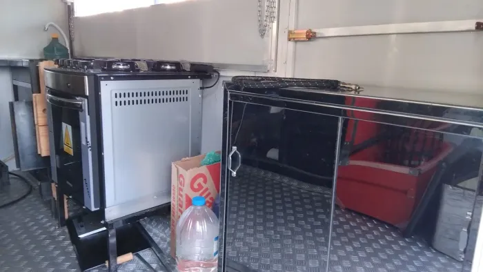 Trailer completo serve pra sanduíches, churrasco ou refeições