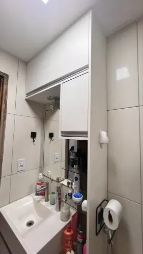 Armário de banheiro completo com pia