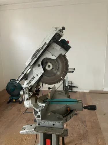 Serra meia esquadria e bancada Makita LH1210FL