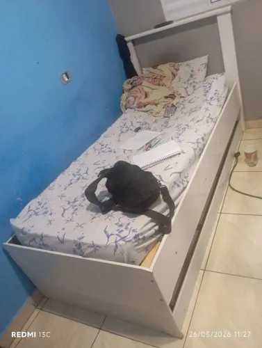 Camas de solteiro da duas uma com cama auxiliar e uma box casal todas usadas mais boas 