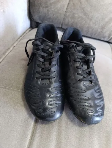 Chuteira de cravo marca umbro