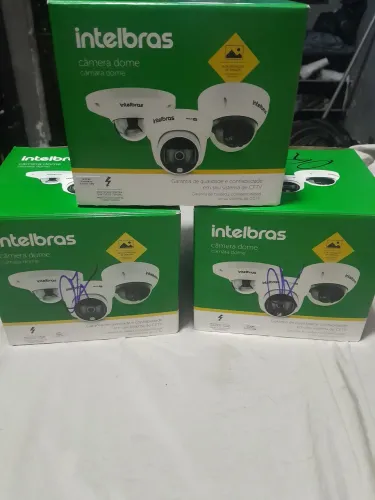 Câmera dome multi hd Intelbras com todos os acessórios na caixa