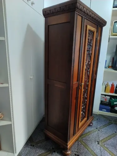 Armário antigo em madeira maciça
