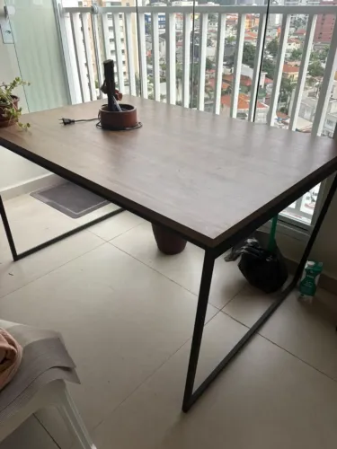 Mesa Industrial (tampo madeira + estrutura preta)